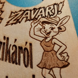 NE ZAVARJ! tábla, nyuszika mintával. Vicces, humoros figyelmeztetés. Ajándék; fiúnak, férfinak, vőlegénynek, barátnak. - esküvő - dekoráció - tábla & jelzés - Meska.hu