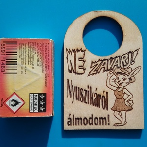 NE ZAVARJ! tábla, nyuszika mintával. Vicces, humoros figyelmeztetés. Ajándék; fiúnak, férfinak, vőlegénynek, barátnak. - esküvő - dekoráció - tábla & jelzés - Meska.hu