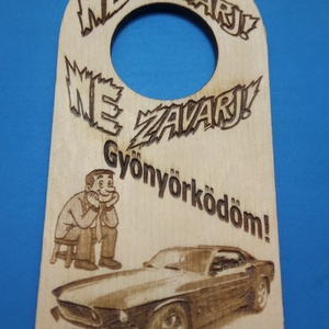 NE ZAVARJ! tábla. FORD Mustang mintával. Vicces akasztó USA autó rajongónak, fordosnak, mustangosnak, veteránosnak., Esküvő, Dekoráció, Tábla & Jelzés, Gravírozás, pirográfia, MESKA