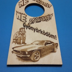 NE ZAVARJ! tábla. FORD Mustang mintával. Vicces akasztó USA autó rajongónak, fordosnak, mustangosnak, veteránosnak. - esküvő - dekoráció - tábla & jelzés - Meska.hu