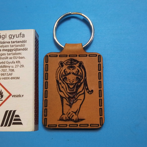 Tigris kulcstartó. Tigrises, nagymacskás mintával készült vadállatos kulcsdisz. Tigrissel mintázott bőr kulcs jelölő. - táska & tok - kulcstartó & táskadísz - kulcstartó - Meska.hu