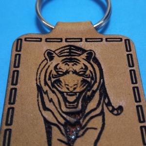 Tigris kulcstartó. Tigrises, nagymacskás mintával készült vadállatos kulcsdisz. Tigrissel mintázott bőr kulcs jelölő. - táska & tok - kulcstartó & táskadísz - kulcstartó - Meska.hu