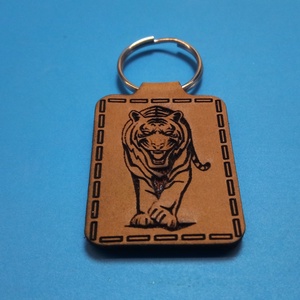 Tigris kulcstartó. Tigrises, nagymacskás mintával készült vadállatos kulcsdisz. Tigrissel mintázott bőr kulcs jelölő. - táska & tok - kulcstartó & táskadísz - kulcstartó - Meska.hu