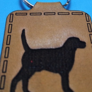 Kutyás kulcstartó. Kutya mintás kulcsdisz, bőr alapra, ajándékba gyereknek, felnőttnek, magadnak, kutyásnak, állatosnak. - táska & tok - kulcstartó & táskadísz - kulcstartó - Meska.hu