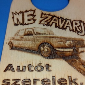 NE ZAVARJ! tábla. Wartburg 353 HH mintával. Vicces, humoros szöveggel, szerelési elfoglaltsággal. Veterán autós ajándék. - esküvő - dekoráció - tábla & jelzés - Meska.hu