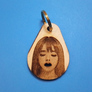 Pajzán kulcstartó. Tátika 1. Kedves női arc, egy kis csavarral. Férfiaknak kiváló ajándék. Persze, célzás nélkül. ;-), Táska & Tok, Kulcstartó & Táskadísz, Kulcstartó, Ékszerkészítés, Gravírozás, pirográfia, MESKA