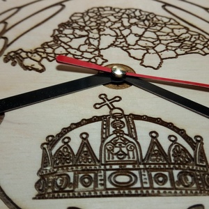 Nagy-Magyarország térkép és korona mintás falióra, angyali ölelésben. Gravírozott, halk járású quarc óra, akasztóval. - otthon & életmód - dekoráció - fali és függő dekoráció - falióra & óra - Meska.hu