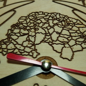 Nagy-Magyarország térkép és korona mintás falióra, angyali ölelésben. Gravírozott, halk járású quarc óra, akasztóval. - otthon & életmód - dekoráció - fali és függő dekoráció - falióra & óra - Meska.hu