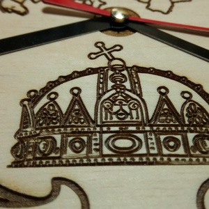 Nagy-Magyarország térkép és korona mintás falióra, angyali ölelésben. Gravírozott, halk járású quarc óra, akasztóval. - otthon & életmód - dekoráció - fali és függő dekoráció - falióra & óra - Meska.hu