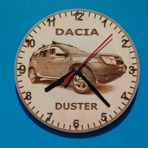 Dacia Duster mintás falióra. Autós quarc óra, daciasnak, férfinak, fiúnak, terepjárósnak ajándékba. Időmérő a garázsba., Otthon & Életmód, Dekoráció, Fali és függő dekoráció, Falióra & óra, Gravírozás, pirográfia, MESKA