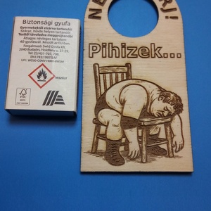 NE ZAVARJ! Pihizek tábla ajtóra, kilincsre. Vicces, humoros Netábla. Pihenni vágyóknak, fáradtaknak, éjszakásoknak. - otthon & életmód - dekoráció - ajtó- és ablak dekoráció - ajtókilincs tábla - Meska.hu