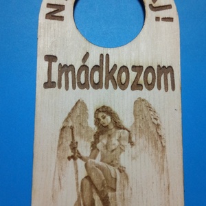 NE ZAVARJ! Imádkozom. tábla. Vicces, humoros Netábla, hívőknek, vallásos érzeműeknek, papoknak, felekezeti tagoknak., Esküvő, Dekoráció, Tábla & Jelzés, Gravírozás, pirográfia, MESKA