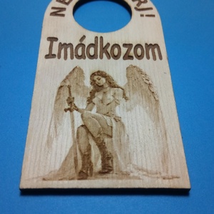 NE ZAVARJ! Imádkozom. tábla. Vicces, humoros Netábla, hívőknek, vallásos érzeműeknek, papoknak, felekezeti tagoknak. - esküvő - dekoráció - tábla & jelzés - Meska.hu