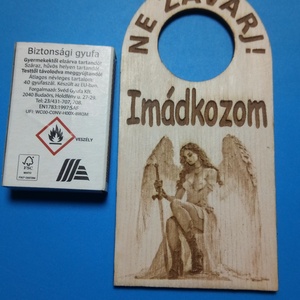 NE ZAVARJ! Imádkozom. tábla. Vicces, humoros Netábla, hívőknek, vallásos érzeműeknek, papoknak, felekezeti tagoknak. - esküvő - dekoráció - tábla & jelzés - Meska.hu