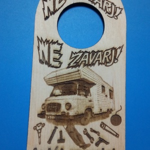 NE ZAVARJ! Barkas lakóautó Netábla. Ajándék: Barkasosnak, veteránosnak, autósnak, kirándulónak, férfinak, garázsajtóra., Esküvő, Dekoráció, Tábla & Jelzés, Gravírozás, pirográfia, MESKA