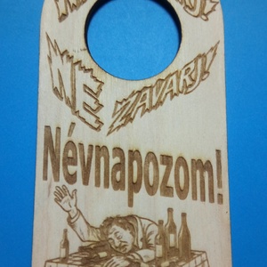 NE ZAVARJ! Névnapozom!. Vicces Netábla ajándékba vagy magadnak. Főleg, ha tudod, szükséged lesz rá! Jó itvágyat kívánok!, Esküvő, Dekoráció, Tábla & Jelzés, Gravírozás, pirográfia, MESKA