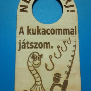 NE ZAVARJ! Netábla Vicces kukaccal, mely a kukaccal játszadozást védi. Horgásznak, pecásnak, fiúnak, férfinak ajándékba., Esküvő, Dekoráció, Tábla & Jelzés, Gravírozás, pirográfia, MESKA