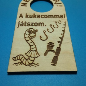 NE ZAVARJ! Netábla Vicces kukaccal, mely a kukaccal játszadozást védi. Horgásznak, pecásnak, fiúnak, férfinak ajándékba. - esküvő - dekoráció - tábla & jelzés - Meska.hu