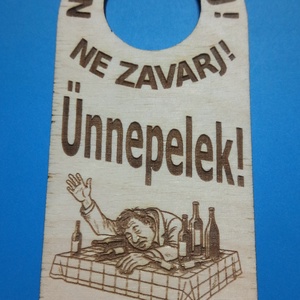NE ZAVARJ! Ünnepelek. feliratú Netábla. Névnapra, szülinapra, ünnepre, kocsmázásra, és minden fenkölt alkoholra. kalomra, Esküvő, Dekoráció, Tábla & Jelzés, Gravírozás, pirográfia, MESKA
