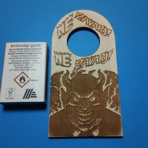 NE ZAVARJ! ördögi Netábla. Pokoli képpel, egyértelmű üzenettel, kénköves menykő gravírozással. Mennyei ajándék ráérzőnek - esküvő - dekoráció - tábla & jelzés - Meska.hu