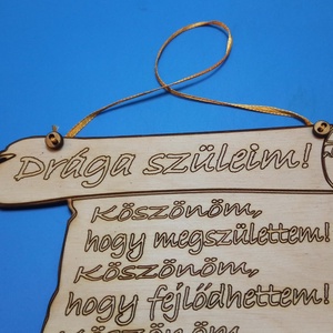 Esküvői Szülőköszöntő ajándék. Pergamen hatású, gravírozott, falra akasztható tábla. Esküvőre emlék szülőknek nevelőknek - esküvő - emlék & ajándék - szülőköszöntő ajándék - Meska.hu