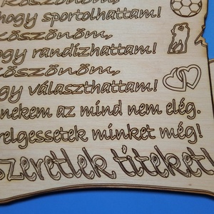 Esküvői Szülőköszöntő ajándék. Pergamen hatású, gravírozott, falra akasztható tábla. Esküvőre emlék szülőknek nevelőknek - esküvő - emlék & ajándék - szülőköszöntő ajándék - Meska.hu