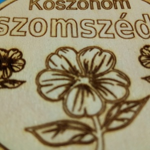 Köszönöm szomszéd! Hűtőmágnes. Köszönet nyilvánítás kedves szomszédúnknak a segítségért, amit adott. Lány verzió. - otthon & életmód - konyhafelszerelés, tálalás - konyhai dekoráció - hűtőmágnes - Meska.hu