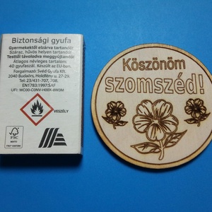 Köszönöm szomszéd! Hűtőmágnes. Köszönet nyilvánítás kedves szomszédúnknak a segítségért, amit adott. Lány verzió. - otthon & életmód - konyhafelszerelés, tálalás - konyhai dekoráció - hűtőmágnes - Meska.hu