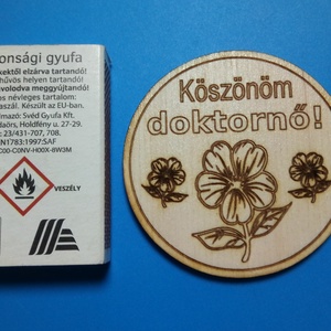 Köszönöm doktornő! Ajándék hűtőmágnes. Köszönet nyilvánítás a kedves dokinak a segítségért. - otthon & életmód - konyhafelszerelés, tálalás - konyhai dekoráció - hűtőmágnes - Meska.hu