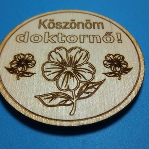 Köszönöm doktornő! Ajándék hűtőmágnes. Köszönet nyilvánítás a kedves dokinak a segítségért. - otthon & életmód - konyhafelszerelés, tálalás - konyhai dekoráció - hűtőmágnes - Meska.hu
