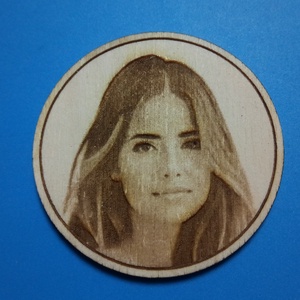 Egyedi Portré gravírozás saját fénykép alapján, hűtőmágnes-re. Szívből jövő ajándék gyermekednek, rokonnak, ismerősnek.1, Otthon & Életmód, Konyhafelszerelés, tálalás, Konyhai dekoráció, Hűtőmágnes, Gravírozás, pirográfia, MESKA