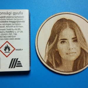 Egyedi Portré gravírozás saját fénykép alapján, hűtőmágnes-re. Szívből jövő ajándék gyermekednek, rokonnak, ismerősnek.1 - otthon & életmód - konyhafelszerelés, tálalás - konyhai dekoráció - hűtőmágnes - Meska.hu