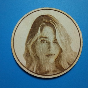 Egyedi Portré gravírozás saját fénykép alapján, hűtőmágnes-re. Szívből jövő ajándék gyermekednek, rokonnak, ismerősnek.2, Otthon & Életmód, Konyhafelszerelés, tálalás, Konyhai dekoráció, Hűtőmágnes, Gravírozás, pirográfia, MESKA