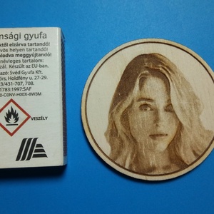 Egyedi Portré gravírozás saját fénykép alapján, hűtőmágnes-re. Szívből jövő ajándék gyermekednek, rokonnak, ismerősnek.2 - otthon & életmód - konyhafelszerelés, tálalás - konyhai dekoráció - hűtőmágnes - Meska.hu