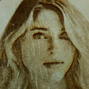 Egyedi Portré gravírozás saját fénykép alapján, hűtőmágnes-re. Szívből jövő ajándék gyermekednek, rokonnak, ismerősnek.2 - otthon & életmód - konyhafelszerelés, tálalás - konyhai dekoráció - hűtőmágnes - Meska.hu