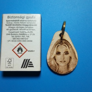 Valentin-napi ajándék. Portré kulcstartó, szerelmed képével egyedileg elkészítve. (A minta női arc is megvásárolható.) 4 - táska & tok - kulcstartó & táskadísz - kulcstartó - Meska.hu