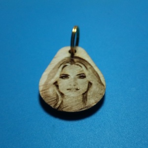 Valentin-napi ajándék. Portré kulcstartó, szerelmed képével egyedileg elkészítve. (A minta női arc is megvásárolható.) 4 - táska & tok - kulcstartó & táskadísz - kulcstartó - Meska.hu