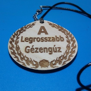 Humoros medál, gyerek dícséretével. Egyedi ajándék gyermekednek, keresztfiadnak, szomszédnak. A legrosszabb Gézengúz - ékszer - nyaklánc - medálos nyaklánc - Meska.hu