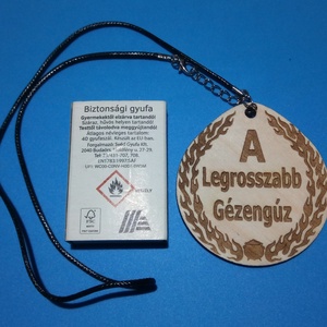 Humoros medál, gyerek dícséretével. Egyedi ajándék gyermekednek, keresztfiadnak, szomszédnak. A legrosszabb Gézengúz - ékszer - nyaklánc - medálos nyaklánc - Meska.hu