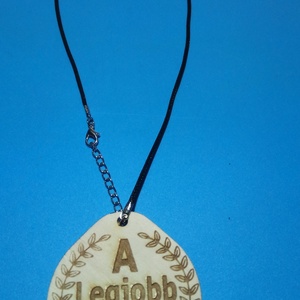 Humoros medál, apák dícséretével. Egyedi szülőköszöntő ajándék apának, apunak, apucinak, faternak. ;-) A legjobb apa - ékszer - nyaklánc - medálos nyaklánc - Meska.hu