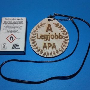 Humoros medál, apák dícséretével. Egyedi szülőköszöntő ajándék apának, apunak, apucinak, faternak. ;-) A legjobb apa, Ékszer, Nyaklánc, Medálos nyaklánc, Gravírozás, pirográfia, MESKA