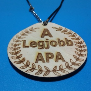 Humoros medál, apák dícséretével. Egyedi szülőköszöntő ajándék apának, apunak, apucinak, faternak. ;-) A legjobb apa - ékszer - nyaklánc - medálos nyaklánc - Meska.hu