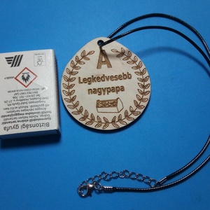 Humoros medál, nagypapa dícséretével. Egyedi nagyszülőköszöntő ajándék nagyapának.  A legkedvesebb nagypapa - ékszer - nyaklánc - medálos nyaklánc - Meska.hu