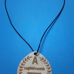 Humoros medál, nagypapa dícséretével. Egyedi nagyszülőköszöntő ajándék nagyapának.  A legkedvesebb nagypapa - ékszer - nyaklánc - medálos nyaklánc - Meska.hu