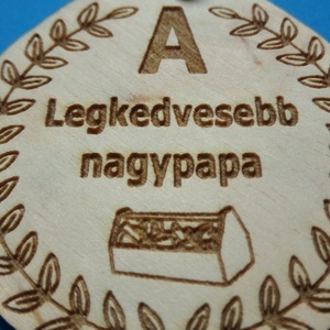 Humoros medál, nagypapa dícséretével. Egyedi nagyszülőköszöntő ajándék nagyapának.  A legkedvesebb nagypapa - ékszer - nyaklánc - medálos nyaklánc - Meska.hu