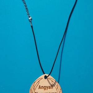 Humoros medál, nagymamák dícséretével. Egyedi, szívből jövő ajándék nagymamának, mamának, nagyinak.  Angyali nagymama  - ékszer - nyaklánc - medálos nyaklánc - Meska.hu