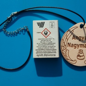 Humoros medál, nagymamák dícséretével. Egyedi, szívből jövő ajándék nagymamának, mamának, nagyinak.  Angyali nagymama  - ékszer - nyaklánc - medálos nyaklánc - Meska.hu