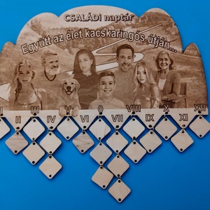 Családi öröknaptár, új funkciókkal. Fedezd fel! Fénykép verzio. Ajándék évfordulóra, ünnepre szülőknek, családtagoknak., Otthon & Életmód, Dekoráció, Fali és függő dekoráció, Falinaptár & Öröknaptár, Gravírozás, pirográfia, MESKA