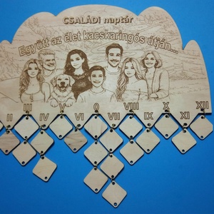 Családi öröknaptár, új funkciókkal. Fedezd fel! Rajzos változat. Ajándék évfordulóra, ünnepre szülőknek, családtagoknak., Otthon & Életmód, Dekoráció, Fali és függő dekoráció, Falinaptár & Öröknaptár, Gravírozás, pirográfia, MESKA