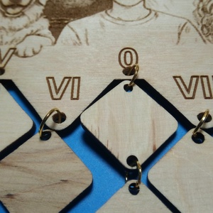 Családi öröknaptár, új funkciókkal. Fedezd fel! Rajzos változat. Ajándék évfordulóra, ünnepre szülőknek, családtagoknak. - otthon & életmód - dekoráció - fali és függő dekoráció - falinaptár & öröknaptár - Meska.hu